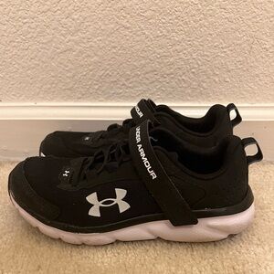 Boys Under Amour Shoes